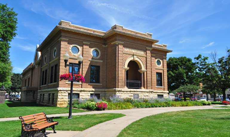 estherville public library and town square