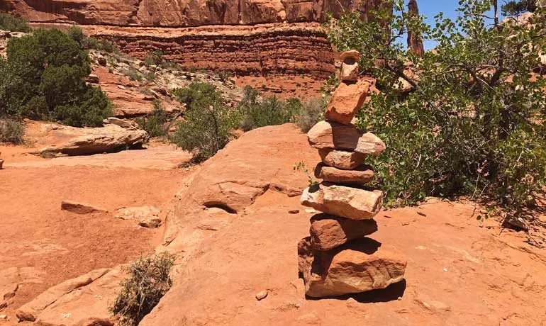 tips for hiking canyonlands - follow cairns