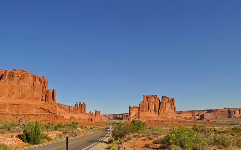 socially distanced vacation at arches national park