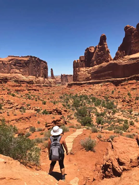 hiking park avenue trail arches national park