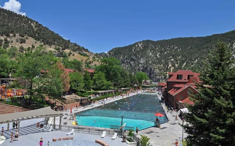 glenwood springs natural hot springs