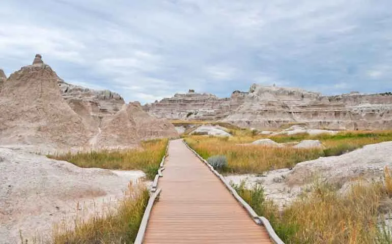 hiking badlands the window trail