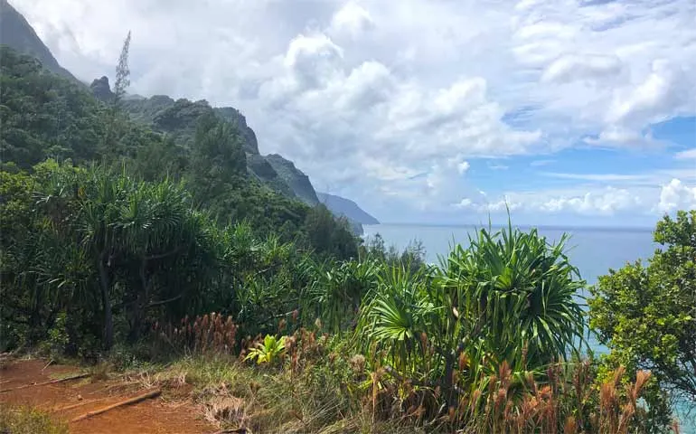 hiking kalalau trail hawaii