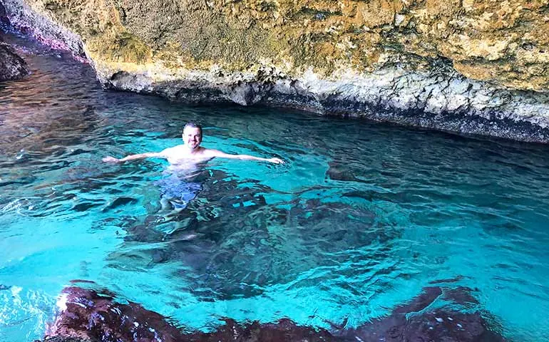 hidden natural pool in Aruba