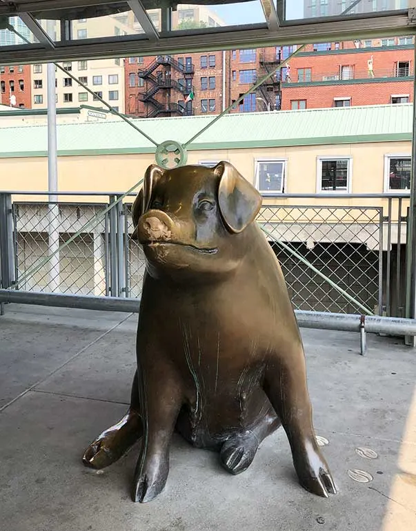pike place market pig