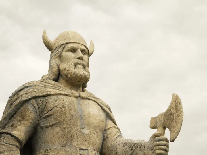 viking statue holding axe in Gimli manitoba