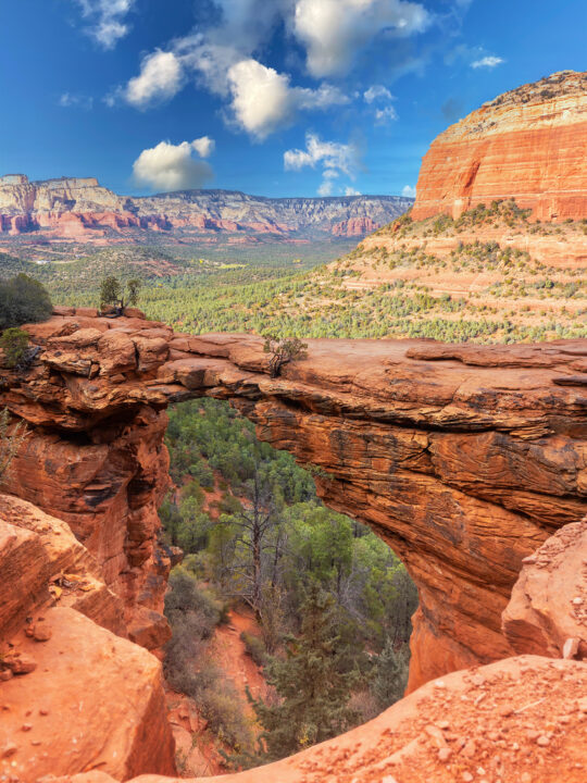 family friendly hiking trail in sedona arizona with rocky bridge