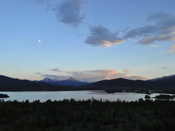 colorado itinerary with view of lake at sunset