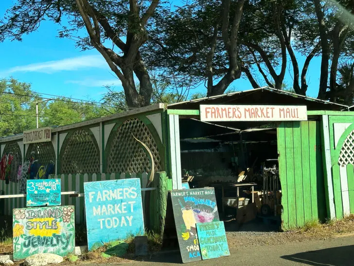 farmers market signs and entrance