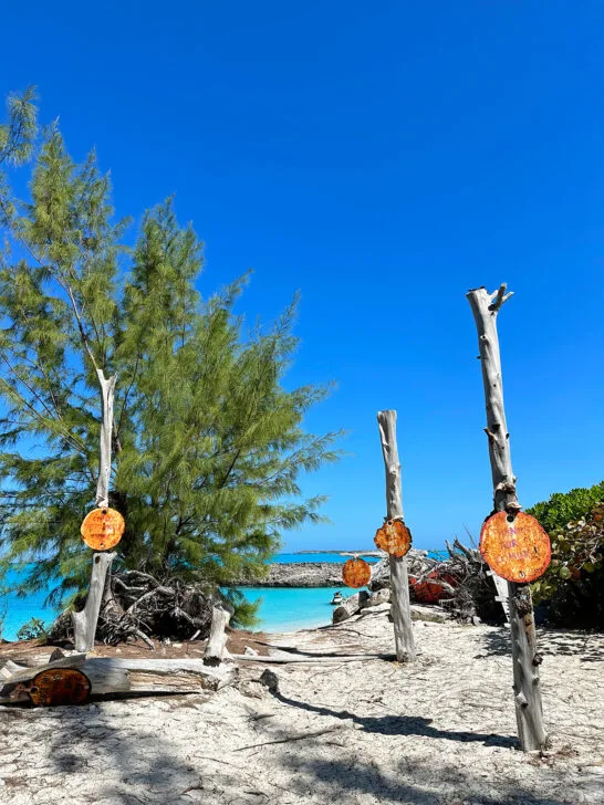 entrance of Pretty Molly Beach at entrance with signs